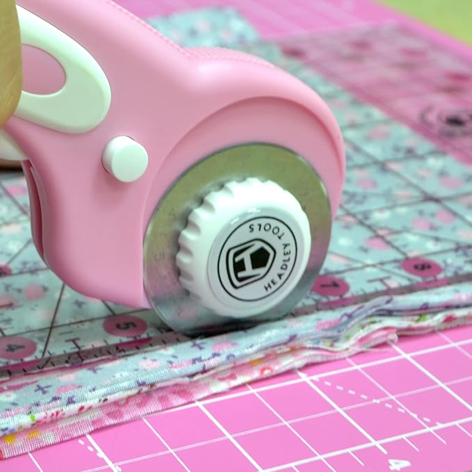 Rotary Cutter Set Pink - Quilting Kit incl. 45mm Fabric Cutter, 5 Replacement Blades, A2 Cutting Mat, Acrylic Quilting Ruler and Sewing Clips, Craft Knife Set, Ideal for Crafting, Sewing, Patchworking