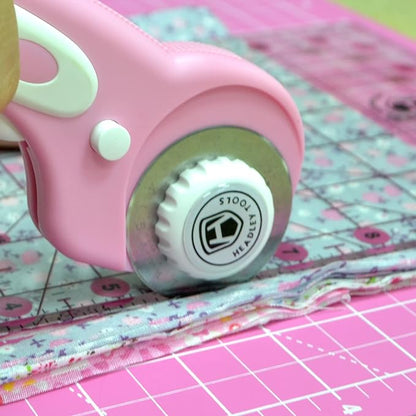 Rotary Cutter Set Pink - Quilting Kit incl. 45mm Fabric Cutter, 5 Replacement Blades, A2 Cutting Mat, Acrylic Quilting Ruler and Sewing Clips, Craft Knife Set, Ideal for Crafting, Sewing, Patchworking