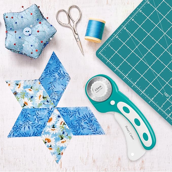 Rotary Cutter Set - Quilting Kit incl. 45mm Fabric Cutter, 5 Replacement Blades, A2 Cutting Mat, Acrylic Quilting Ruler and Sewing Clips, Craft Knife Set, Ideal for Crafting, Sewing, Patchworking